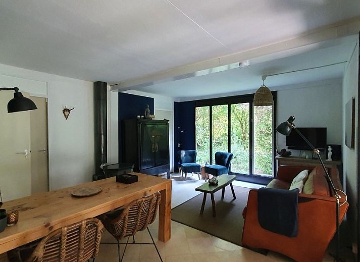 Rustiek pad omgeven door weelderig groen bij vakantiehuis Jutta in Nunspeet, Veluwe. Ontdek de serene natuur van Gelderland.