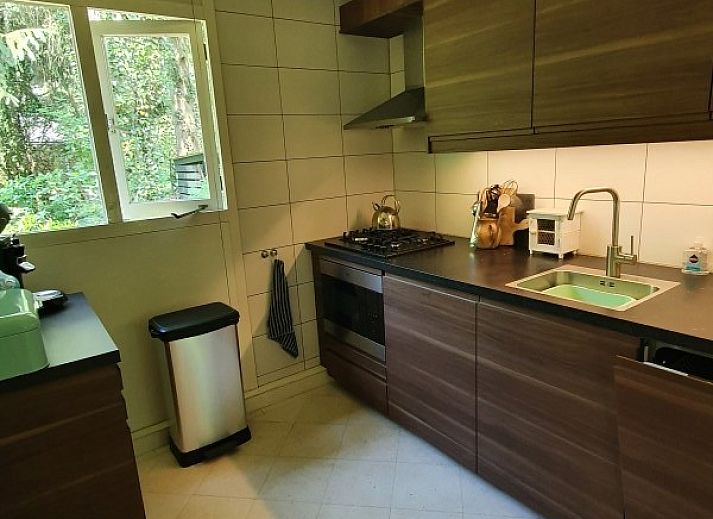 Vakantiehuis Jutta in Nunspeet, Veluwe, omgeven door bosrijke natuur en serene rust, ideaal voor een ontspannen verblijf.