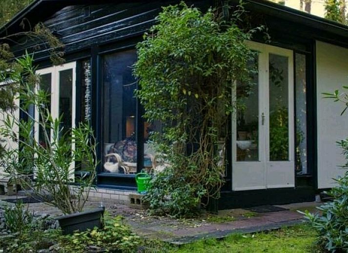 Vakantiehuis Jutta in Nunspeet op de Veluwe, Gelderland, omgeven door weelderige natuur en een serene vijver.