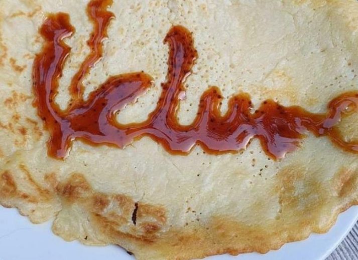 Gezellige binnenruimte van vakantiehuis Jutta in Nunspeet, Veluwe, met rustieke inrichting en uitzicht op groene natuur.