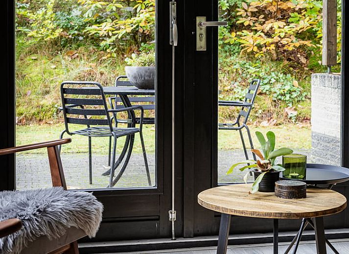 Vakantiehuis in Nunspeet, Veluwe, Gelderland bord bij entree in bosrijke omgeving.