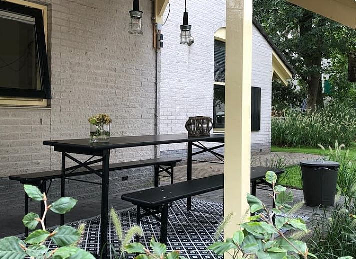 Vakantiehuis in Nunspeet, Veluwe, Gelderland bord bij entree in bosrijke omgeving.