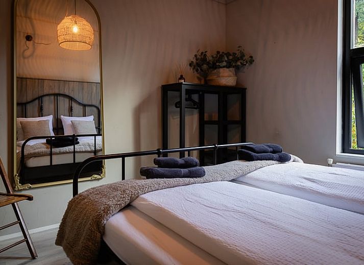 Vakantiehuis in Nunspeet, Veluwe, Gelderland bord bij entree in bosrijke omgeving.