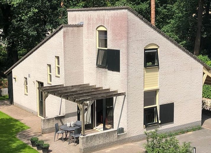 Moderne keuken in Vakantiehuis in Nunspeet, Veluwe met stijlvolle tegels en apparatuur.