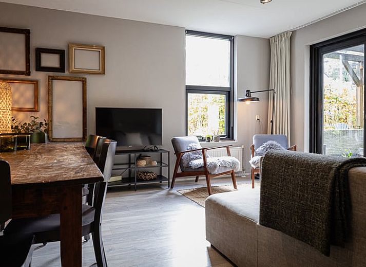 Moderne keuken in Vakantiehuis in Nunspeet, Veluwe met stijlvolle tegels en apparatuur.