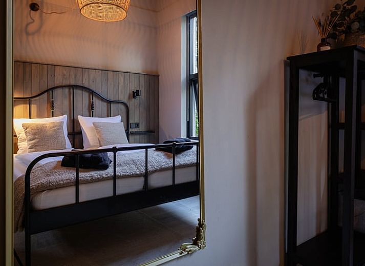 Moderne keuken in Vakantiehuis in Nunspeet, Veluwe met stijlvolle tegels en apparatuur.