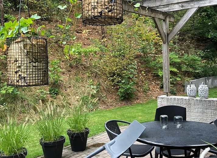 Moderne keuken in Vakantiehuis in Nunspeet, Veluwe met stijlvolle tegels en apparatuur.