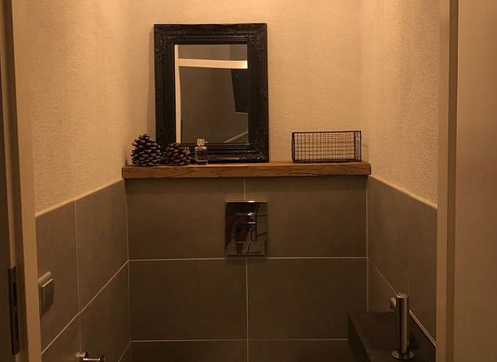 Moderne keuken in Vakantiehuis in Nunspeet, Veluwe met stijlvolle tegels en apparatuur.