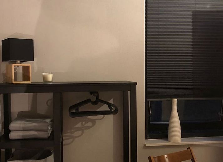 Gezellige zithoek met uitzicht op tuin bij Vakantiehuis in Nunspeet op de Veluwe.