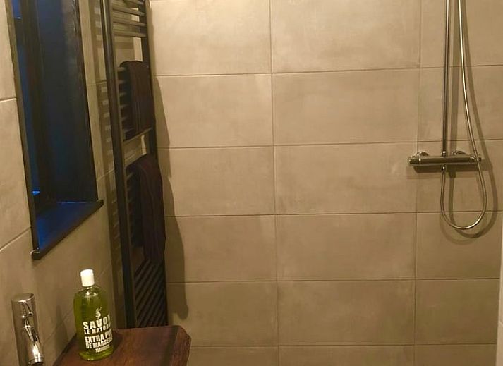 Gezellige zithoek met uitzicht op tuin bij Vakantiehuis in Nunspeet op de Veluwe.