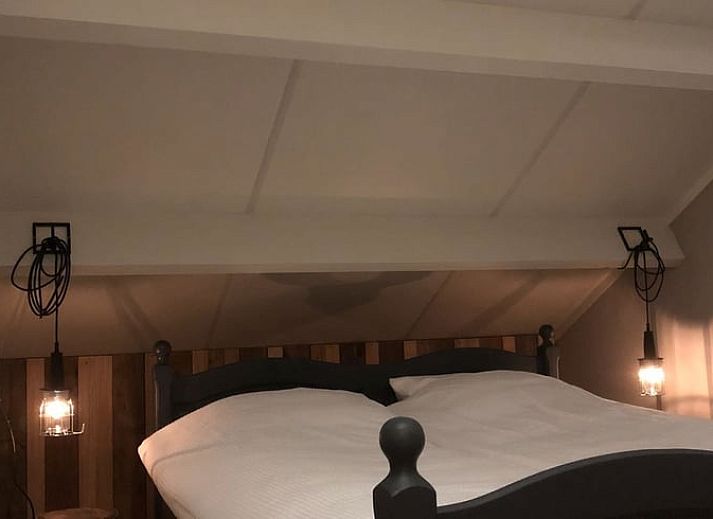 Gezellige zithoek met uitzicht op tuin bij Vakantiehuis in Nunspeet op de Veluwe.