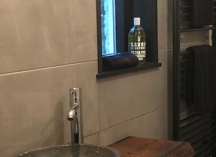 Gezellige zithoek met uitzicht op tuin bij Vakantiehuis in Nunspeet op de Veluwe.