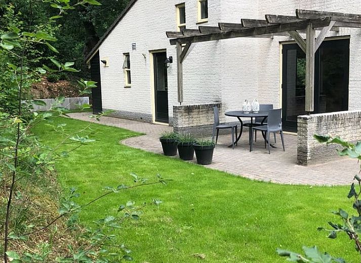 Ruim terras met picknicktafel bij Vakantiehuis in Nunspeet, Veluwe, Gelderland.