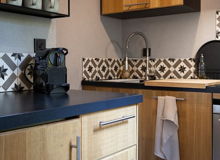 Comfortabele slaapkamer in Vakantiehuis in Nunspeet, Veluwe, met grote ramen.