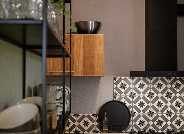 Comfortabele slaapkamer in Vakantiehuis in Nunspeet, Veluwe, met grote ramen.