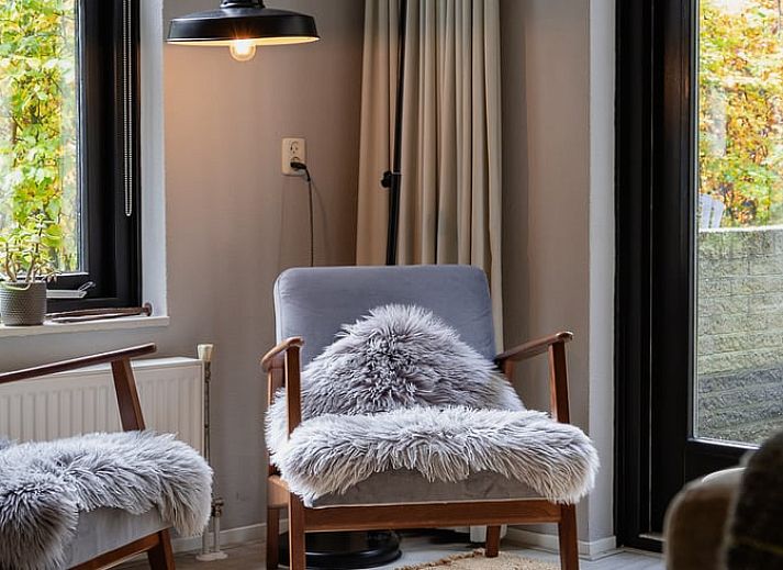 Comfortabele slaapkamer in Vakantiehuis in Nunspeet, Veluwe, met grote ramen.