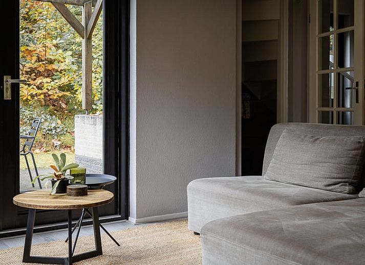 Comfortabele slaapkamer in Vakantiehuis in Nunspeet, Veluwe, met grote ramen.