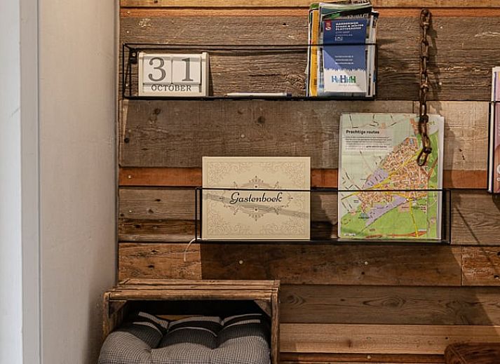 Comfortabele slaapkamer in Vakantiehuis in Nunspeet, Veluwe, met grote ramen.