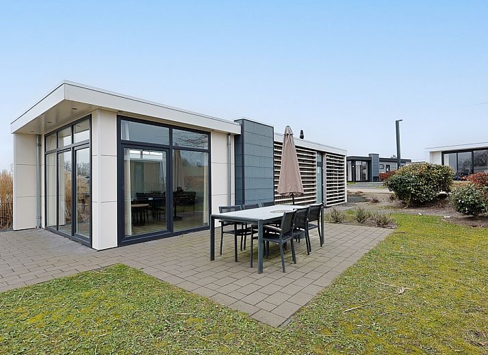 Moderne keuken in de Vrijstaande woning in Nunspeet, vakantiehuis op de Veluwe, Gelderland, met strakke witte kasten en houten vloer.