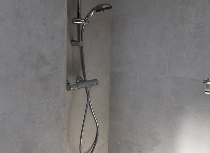 Gemuetliche Sitzecke im Ferienhaus in Lunteren mit Blick auf die Natur in Gelderland.