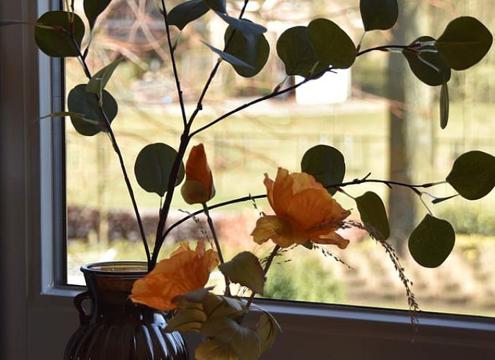 Holzdekoration eines Hirsches in einem Ferienhaus in Lunteren, Veluwe, Gelderland.