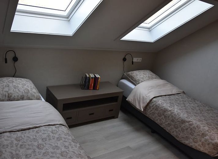 Holzdekoration eines Hirsches in einem Ferienhaus in Lunteren, Veluwe, Gelderland.