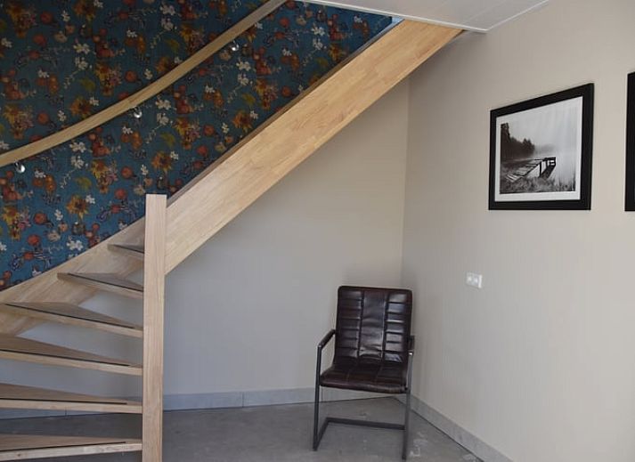 Weinflasche und Glaeser auf dem Tisch im Ferienhaus in Lunteren, Veluwe, Gelderland.