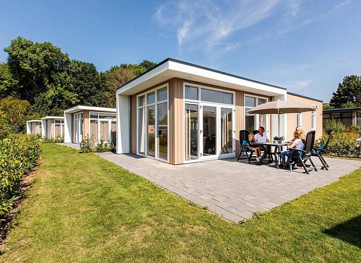 Geniet van de zon op het terras van Module 6 personen in Lunteren, Veluwe, Gelderland, een ruim vakantiehuis.