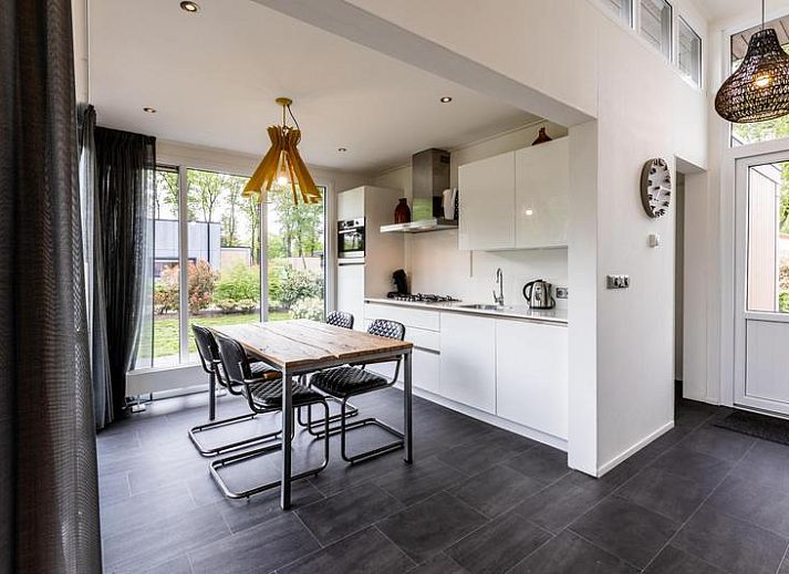 Moderne Einrichtung von Z Module 4 Personen in Lunteren, Veluwe, Gelderland mit offener Kueche und Sitzecke.