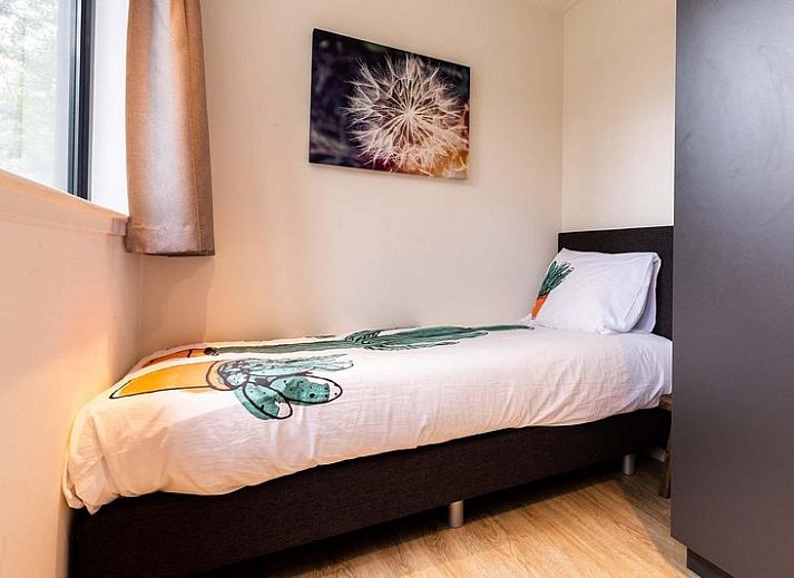 Gemuetliches Schlafzimmer in der Recreation Villa 6 Personen Wellness, Lunteren, Veluwe. Komfortables Doppelbett mit Blick auf die Natur.