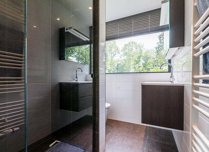 Gemuetliches Schlafzimmer in der Recreation Villa 6 Personen Wellness, Lunteren, Veluwe. Komfortables Doppelbett mit Blick auf die Natur.