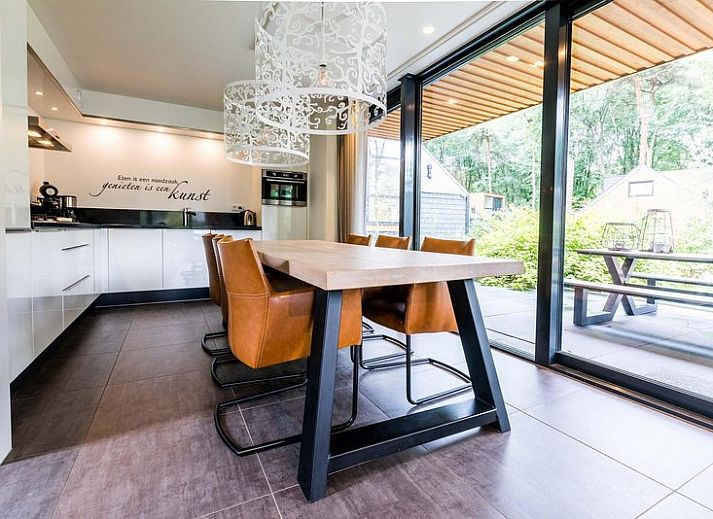 Gemuetliches Schlafzimmer in der Recreation Villa 6 Personen Wellness, Lunteren, Veluwe. Komfortables Doppelbett mit Blick auf die Natur.