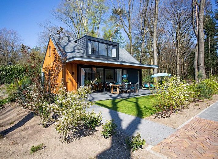 Recreatievilla 6 personen in Lunteren, Veluwe. Charmant vakantiehuis met veranda omgeven door natuur in Gelderland.