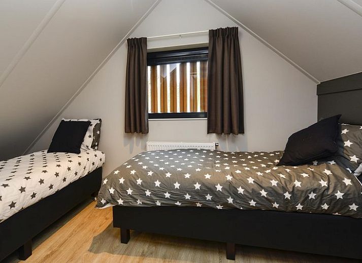 Gezellige slaapkamer in Recreatievilla 6 personen, Lunteren. Comfortabele bedden met sterrenmotief in vakantiehuis Veluwe.