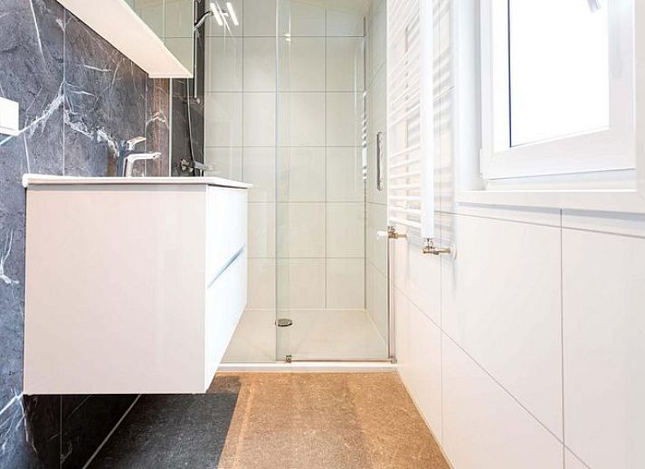 Silva 4 Personen Wellness-Ferienhaus mit Spa in Lunteren, Veluwe, umgeben von gruener Natur und moderner Architektur.