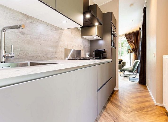 Der Grundriss des Silva 4 Personen Wellness Ferienhauses in Lunteren, Veluwe, zeigt die grosszuegige Aufteilung mit Terrasse und Schlafzimmern.