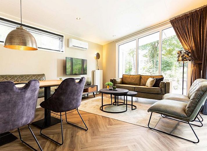 Der Grundriss des Silva 4 Personen Wellness Ferienhauses in Lunteren, Veluwe, zeigt die grosszuegige Aufteilung mit Terrasse und Schlafzimmern.