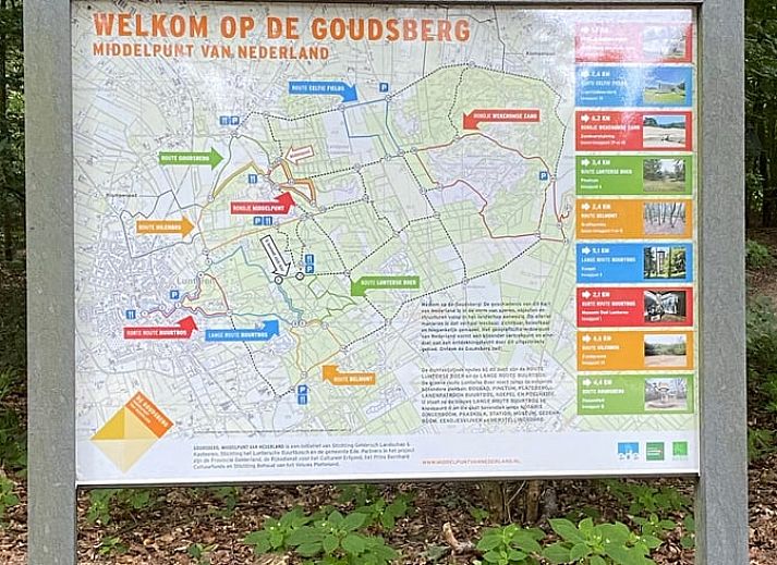 Buitenkant van vakantiehuisje in Lunteren met hertenschedel, Veluwe.