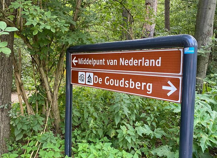 Buitenkant van vakantiehuisje in Lunteren met hertenschedel, Veluwe.