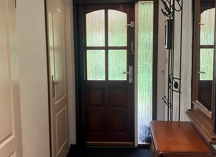 Dining area in Cottage in Lunteren, cottage in the Veluwe with garden view.
