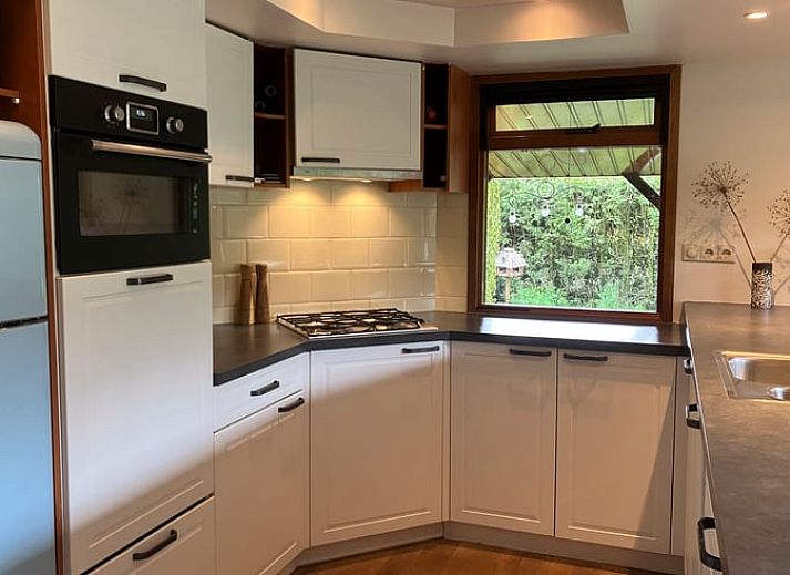 Dining area in Cottage in Lunteren, cottage in the Veluwe with garden view.