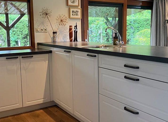 Dining area in Cottage in Lunteren, cottage in the Veluwe with garden view.