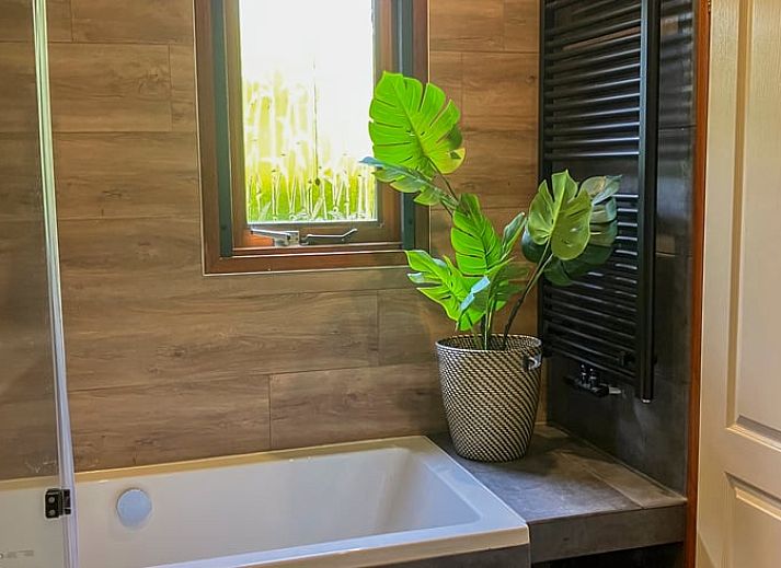 Dining area in Cottage in Lunteren, cottage in the Veluwe with garden view.