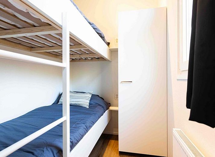 Geniet van de serene omgeving van Lodge Royal 6 personen Wellness in Lunteren, Veluwe, met een prachtig terras aan het water.