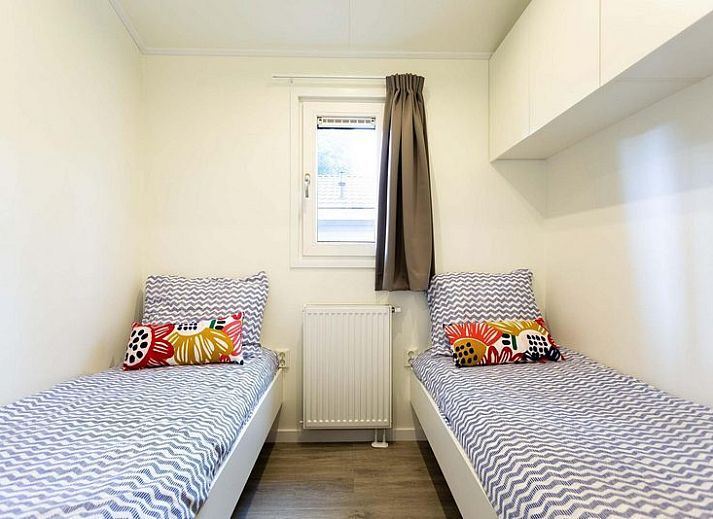 Geniet van de serene omgeving van Lodge Royal 6 personen Wellness in Lunteren, Veluwe, met een prachtig terras aan het water.