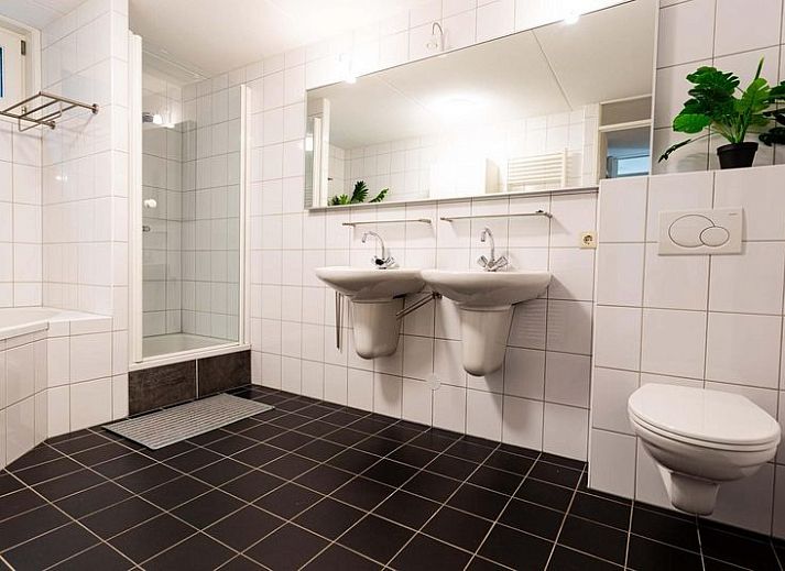 Erdgeschossplan von Boshoeve 10 Personen Wellness Spa Ferienhaus in Lunteren, mit Kueche und Wohnzimmer.