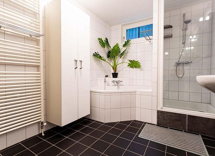 Erdgeschossplan von Boshoeve 10 Personen Wellness Spa Ferienhaus in Lunteren, mit Kueche und Wohnzimmer.