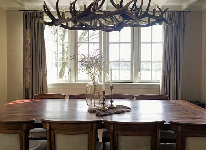 Gezellig vakantiehuis Huisje in Lunteren met rieten dak in de Veluwe, Gelderland omringd door groene natuur.