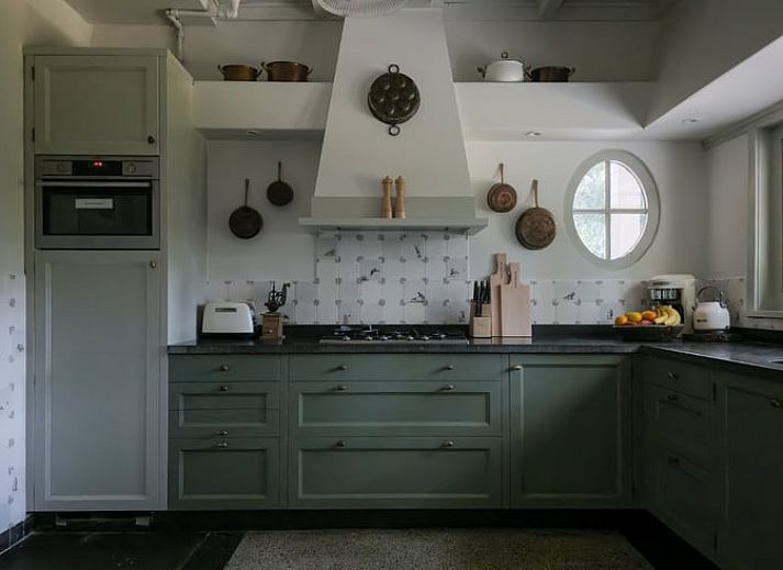 Gezellig vakantiehuis Huisje in Lunteren met rieten dak in de Veluwe, Gelderland omringd door groene natuur.