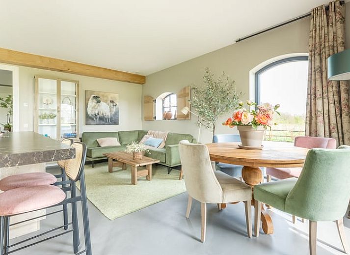 Ferienhaus in Lunteren in der Veluwe, Gelderland, umgeben von einer bunten Blumenwiese und gruener Natur.